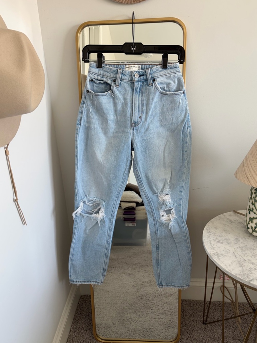 ABERCROMBIE & FITCH The Mom High Rise Light Wash Distressed jeans